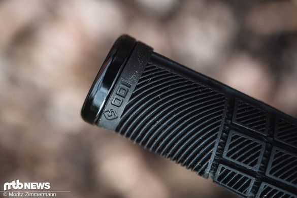 Грипси ODI Reflex XL v2.1 Lock-On MTB Closed End 135mm Red D33RXLR-R